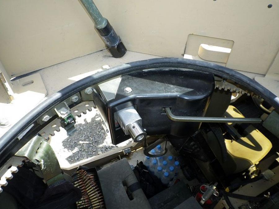 Детали интерьера Oshkosh M-ATV 2009 года  (фото 370 из 676)
